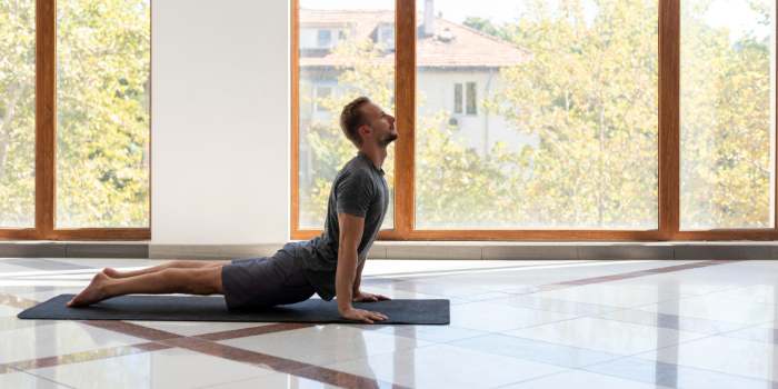 la posture du Cobra (Bhujangasana)