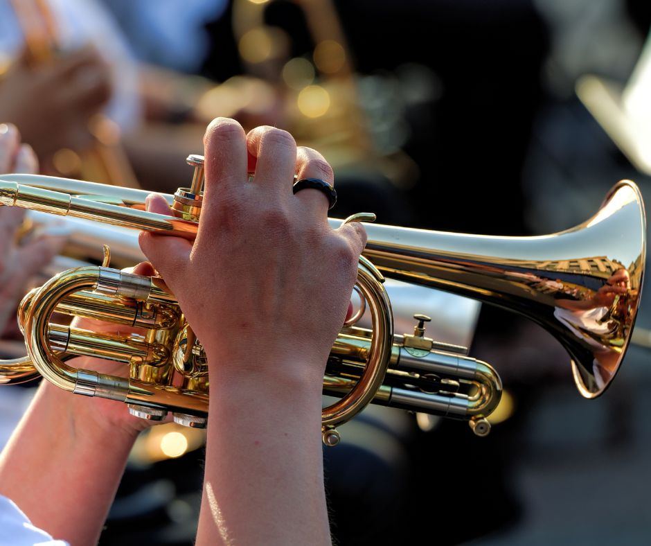 musicien qui montre sa capacité à faire un son aigu à la trompette  
