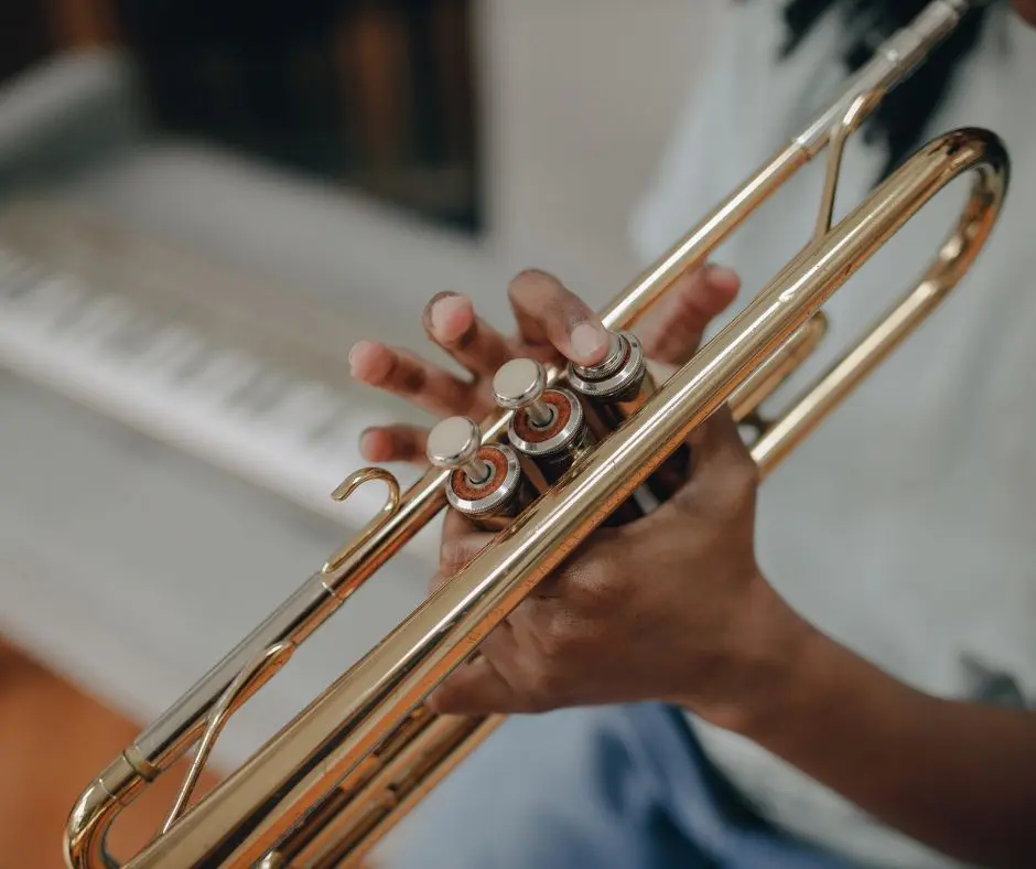 photo d'une trompette dans les mains d'un musicien