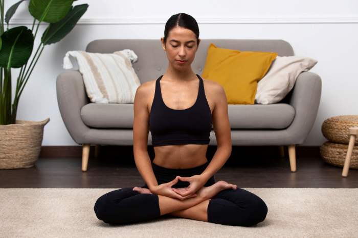 femme pratiquant du yoga
