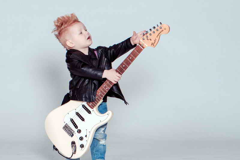 ‍Enfant jouant de la guitare électrique