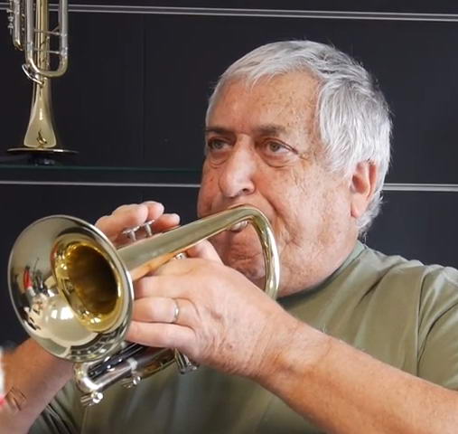 musicien jouant sur un cornet à pistons