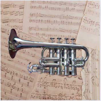 Photo d'une trompette piccolo entourée de notes de musique