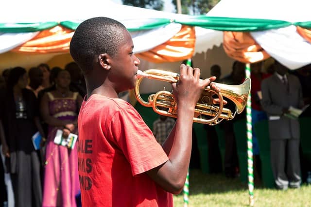 Un jeune enfant jouant du cornet à pistons