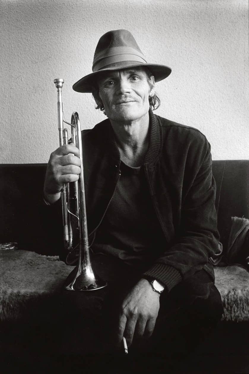 photo en noir et blanc de Chet Baker avec sa trompette