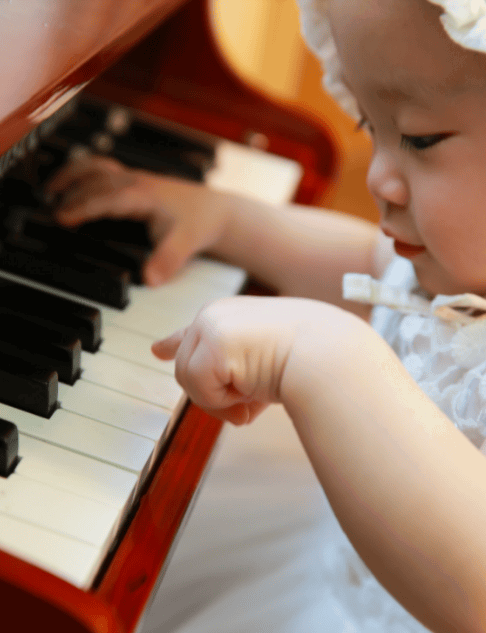 bébé qui joue avec un petit piano