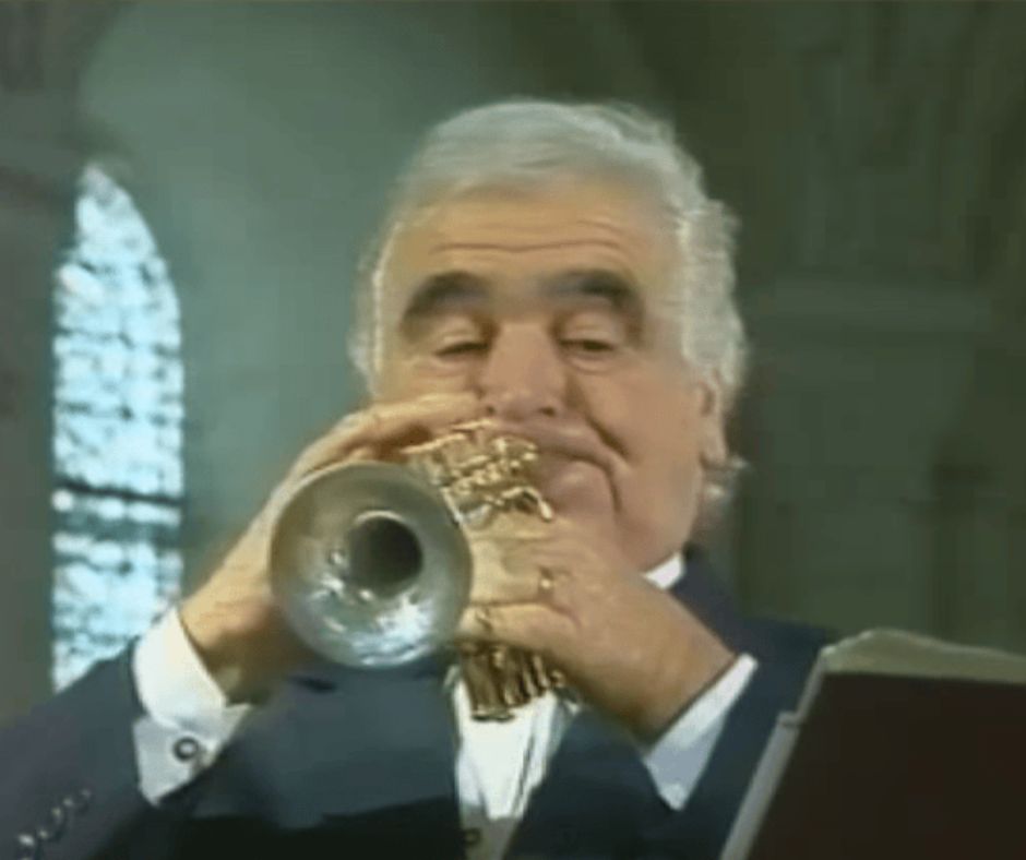 Maurice André en train de jouer à la trompette piccolo