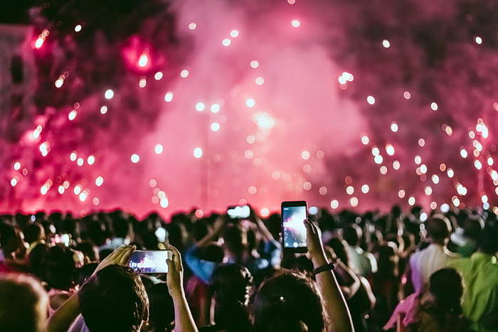 feu d'artifice en musique et smartphone