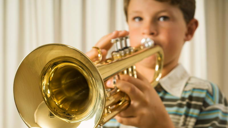 Enfant jouant de la trompette