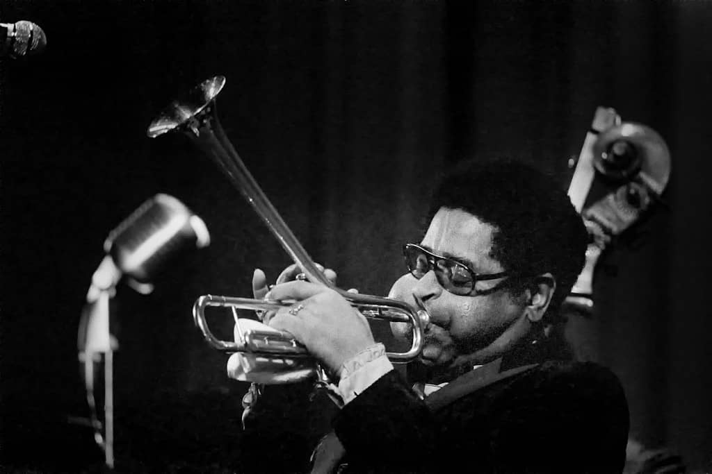 ‍Dizzy Gillepsie en train de jouer de la trompette
