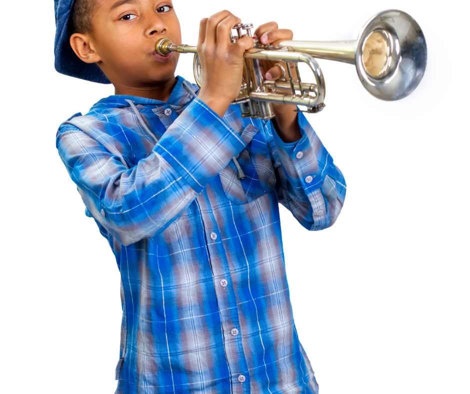 Jeune musicien en train de travailler sa tessiture à la trompette