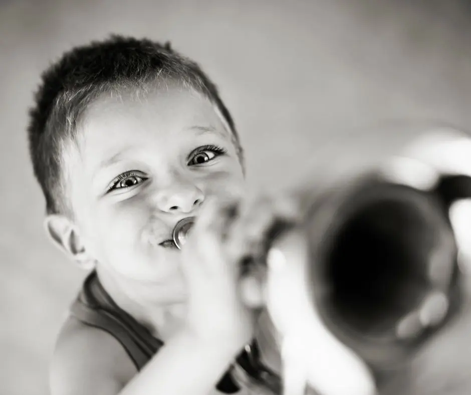 jouer de la trompetteprocure une grande joie à cet enfant